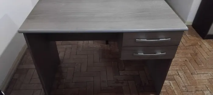 Mesa de escritório c 2 gavetas usada