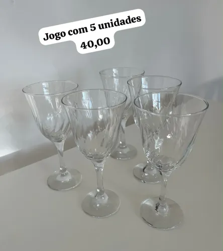 taças de vidro água, suco e vinho