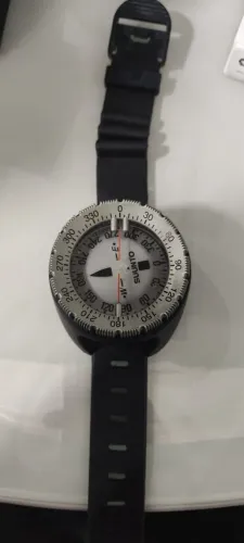 bússola de mergulho de pulso Suunto modelo SK-8, com mostrador luminescente verde