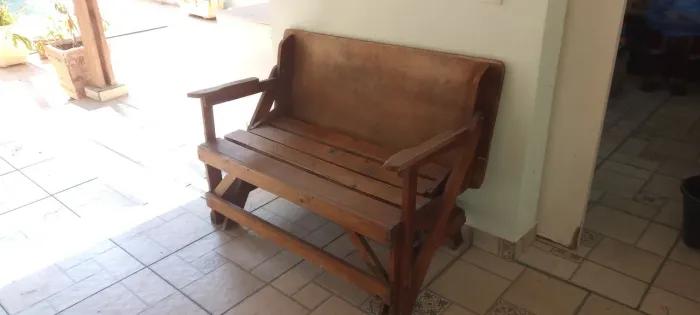 Banco de madeira que vira mesa