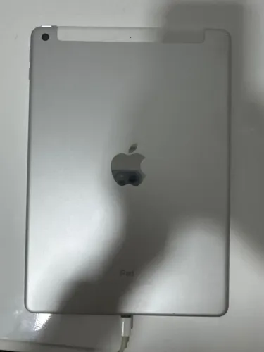 Apple iPad (5ª geração)  A1823 Wi-Fi + Cellular - 32GB e 2GB ram - cor prata 