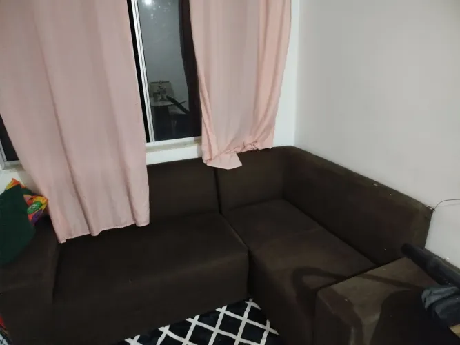 Sofá de canto , com uma pequena avaria . 
