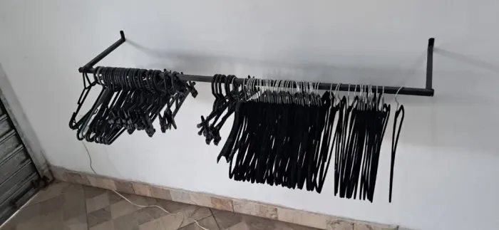 Suportes Araras de Parede para Roupas - R$ 100,00