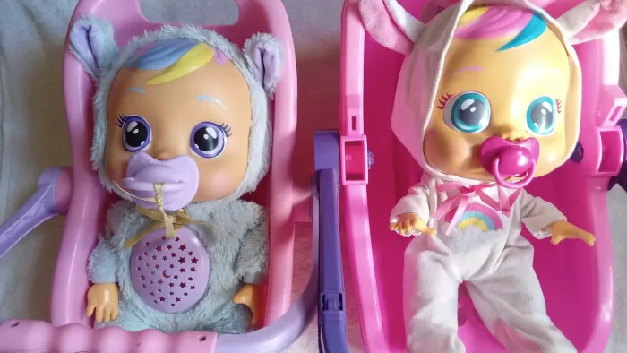 Vendo 2 bonecas cry babbies com cadeirinha de balanço usado Bom preço 450,00
