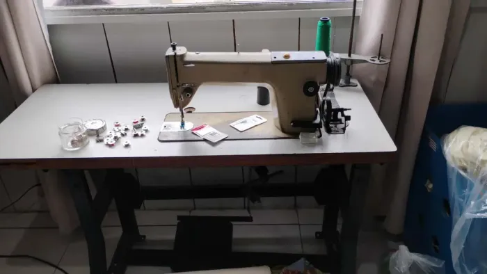 Vendo máquina de costura reta