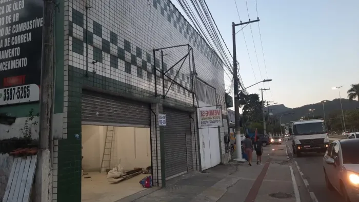Ótima loja, frente para a rua Francisco da Cruz Nunes