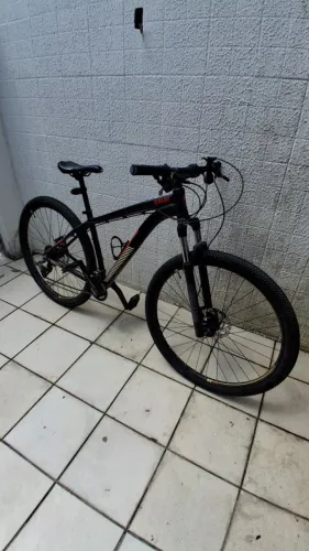 Caloi Moab aro 29, Quadro M (17), RockShox, 18 marchas e freios hidráulicos