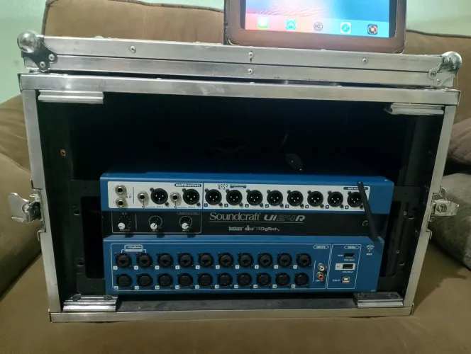 Mesa digital ui24 com kaize e iPod incluso 