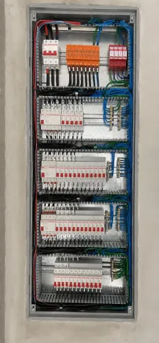 Faço qualquer reparo e qualquer serviço elétrico