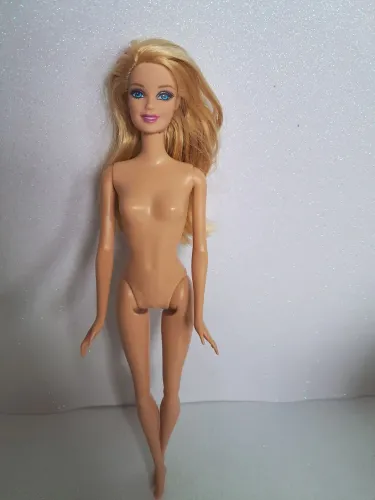 Boneca Barbie semi articulada
