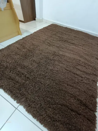Um tapete  marrom  usado mais  mandei lavar  