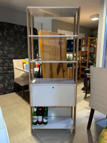 Estante beje com madeira