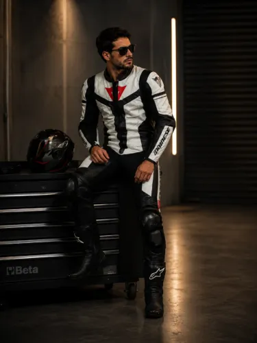 Macacão Racing Dainese Italiano em Couro com Proteções Integradas, Tamanho G