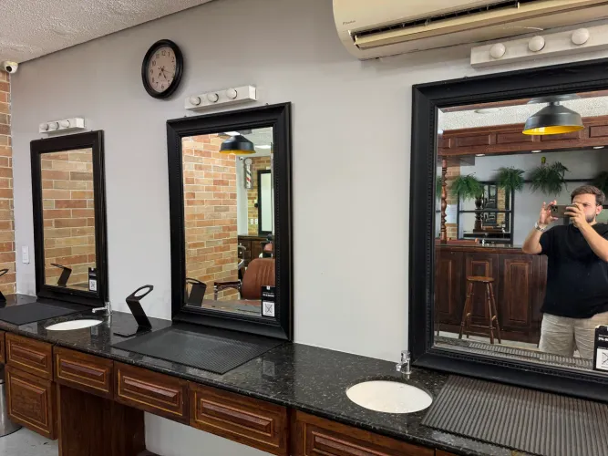 Bancada para Barbearia com espelhos