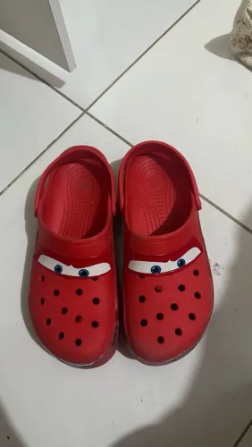 Crocs vermelha, usada poucas vezes porém tem marca de uso!!