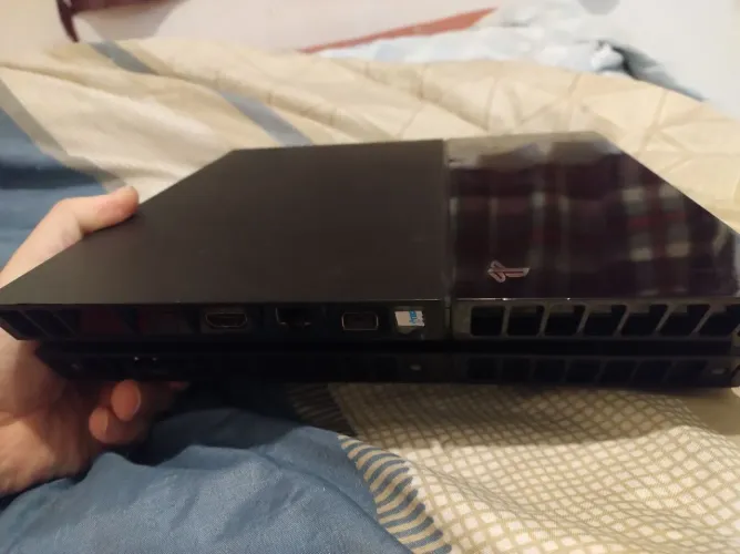 PS4 FAT - 1TB - 2 CONTROLES