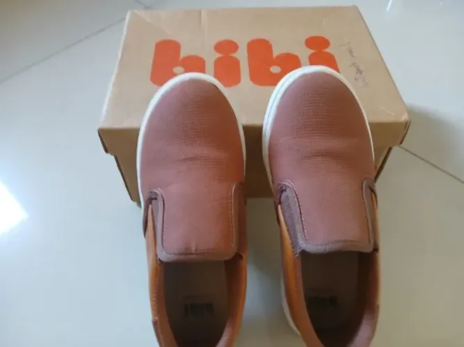Pares de sapatos infantis 