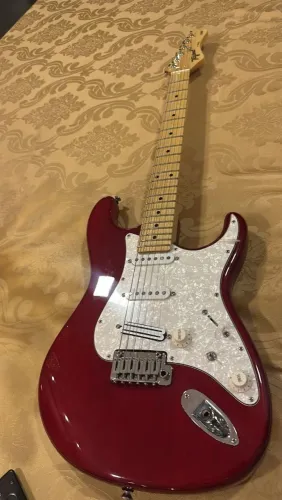Guitarra Tagima T-805 acompanha case.