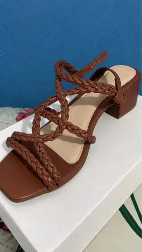 Sandália feminina marrom nova - salto bloco