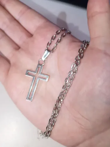Crucifixo estilo Minimalista vazado. NOVO. Aço com banho de ródio. 60 cm e 4 mm.