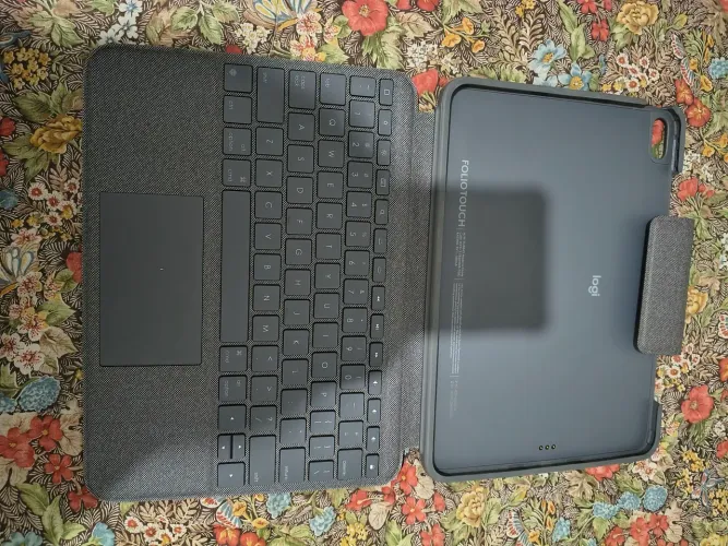 Capa teclado Logitech fólio iPad Air 4ª e 5ª Geração