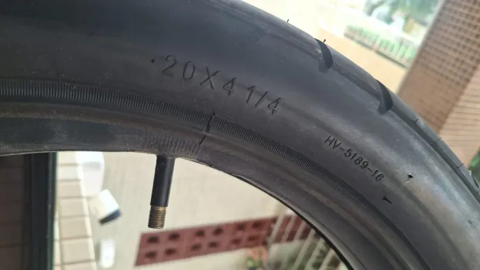 Vende se pineu bicicleta elétrica com câmara aro 16.motivo da venda trocou por outro 