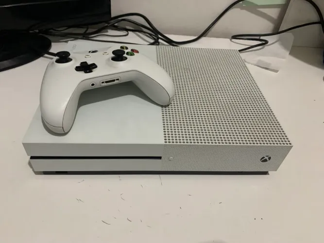 Vende se Xbox One S 1 TB com 1 controle