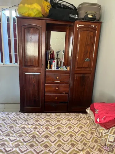 Guarda roupa e armário de madeira