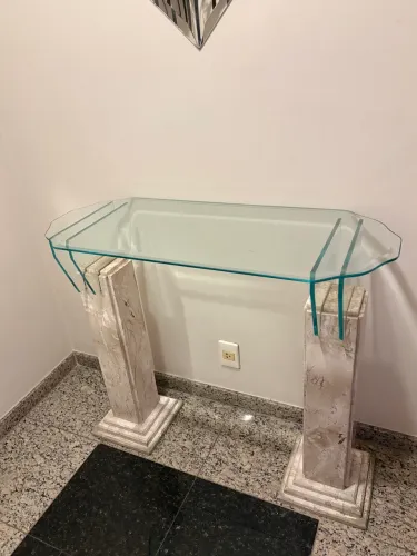 Aparador de mármore com tampo de vidro