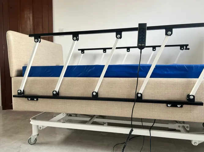 Cama Hosp. Motorizada - Modelo Home. C/ grades Basculantes + Colchão D33 Impermeável
