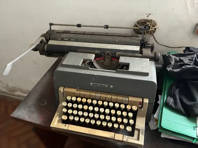Máquina de escrever olivetti underwood 198