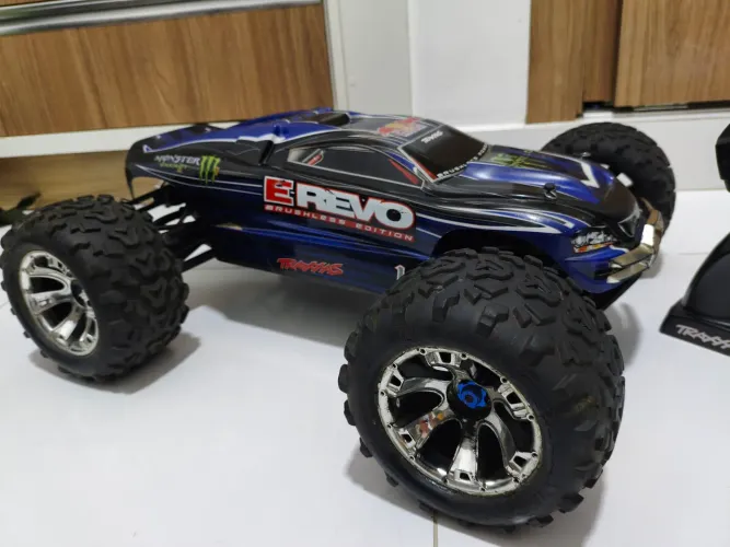 automodelo traxxas e-revo brushless edition