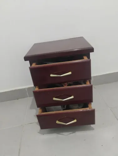 Mesa de cabeceira com três Gavetas