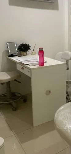 Mesa branca com rose 