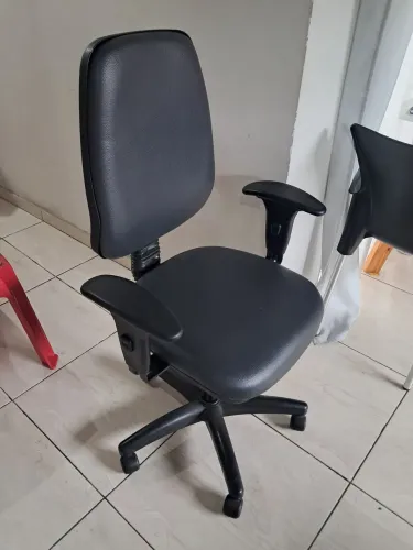 Cadeira de Escritório Giratória de Couro - Praticamente Nova