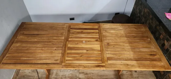 Mesa extensível de madeira