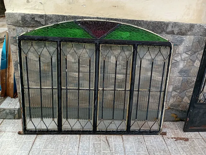 JANELA DE FERRO COM VIDRO