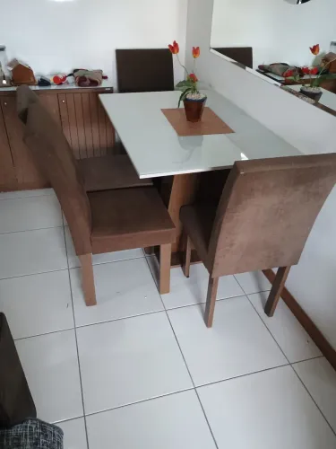 Mesa com 4 caseiras com tampo de MDF e vidro