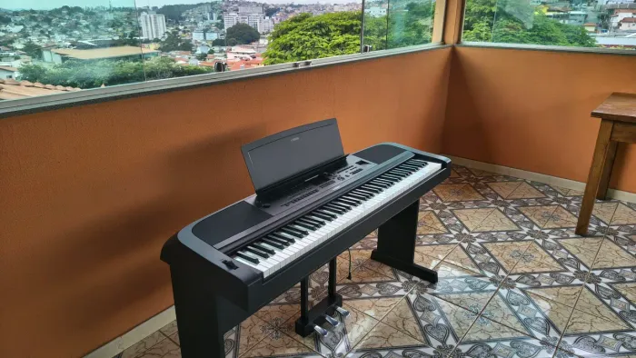 Piano Yamaha DGX -670 com Estante e Pedal