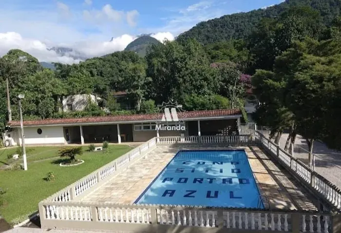 Terreno de 360m², totalmente plano e murado, em Condomínio da Caneca Fina