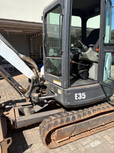 Mini Escavadeira E 35 - BOB CAT