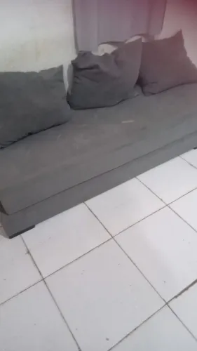Sofa com alguns risco na parte de sentar