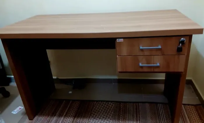 Mesa de escritório com gaveta
