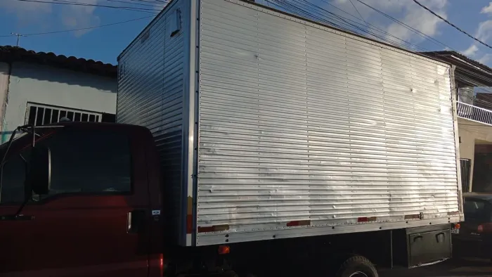 Vende-se Baú para caminhão F4000