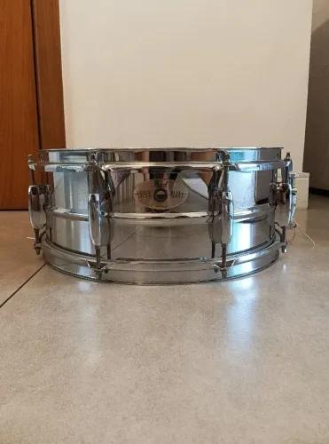 ## Caixa de bateria Pearl Mirror Chrome 14x5,5, anos 90, cromo impressionante, excelente!