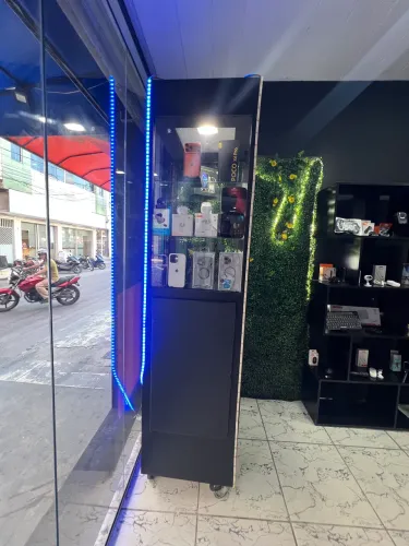 Vitrine de loja com rodinha e chave