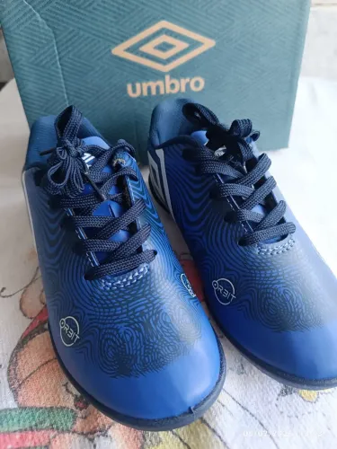 Chuteira society Umbro