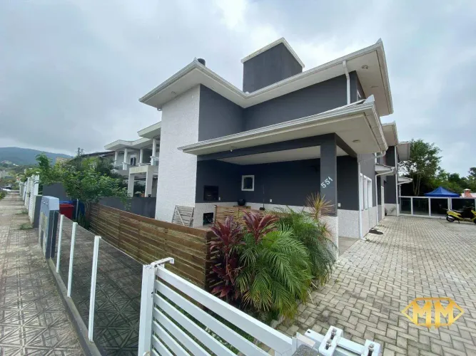 Casa semi mobiliada com 2 suítes na rua Fernando Bauther