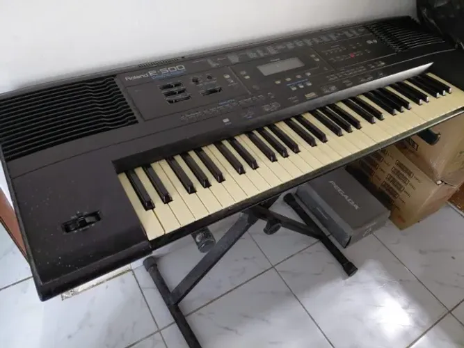 Teclado Roland E500 Não acompanha o suporte