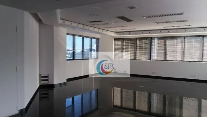 Conjunto comercial reformado recentemente, com 184m² composto por 2 amplas salas e 4 banhe